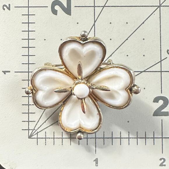 Coro vintage gold tone true gripoix poured white milk glass 4 leaf clover brooch - Picture 9 of 9